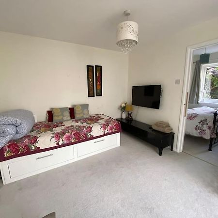 Cosy Apartment With Private Access And Kitchenette In Guildford (Adults Only) Worplesdon Buitenkant foto
