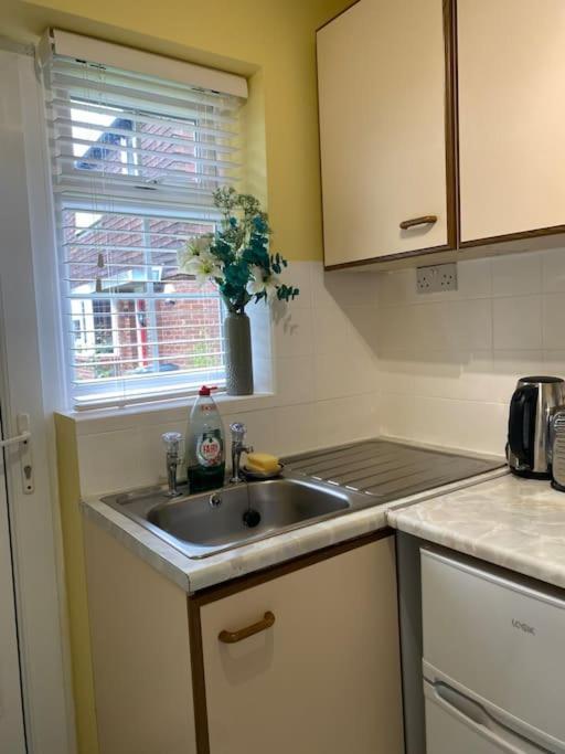 Cosy Apartment With Private Access And Kitchenette In Guildford (Adults Only) Worplesdon Buitenkant foto