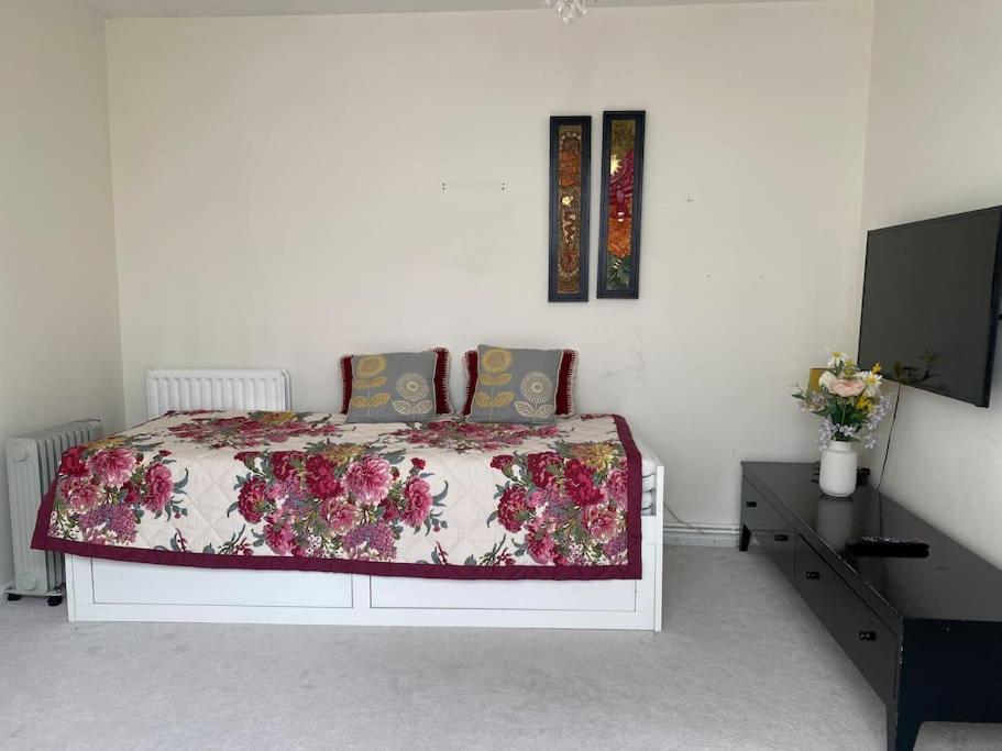 Cosy Apartment With Private Access And Kitchenette In Guildford (Adults Only) Worplesdon Buitenkant foto