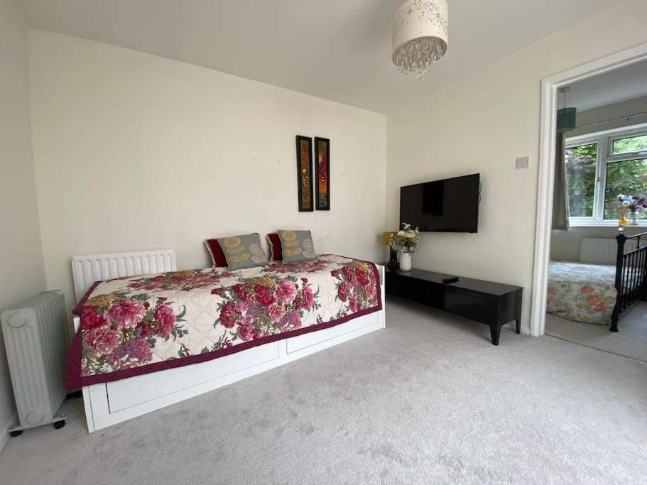 Cosy Apartment With Private Access And Kitchenette In Guildford (Adults Only) Worplesdon Buitenkant foto