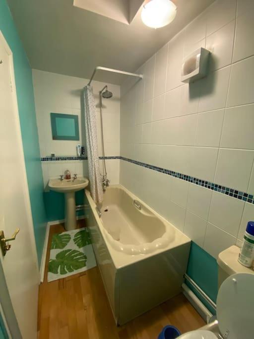 Cosy Apartment With Private Access And Kitchenette In Guildford (Adults Only) Worplesdon Buitenkant foto