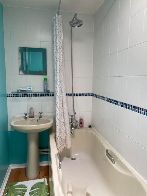 Cosy Apartment With Private Access And Kitchenette In Guildford (Adults Only) Worplesdon Buitenkant foto