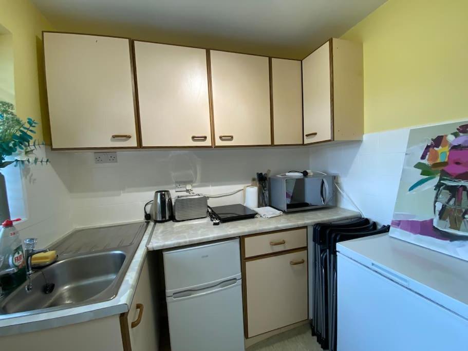 Cosy Apartment With Private Access And Kitchenette In Guildford (Adults Only) Worplesdon Buitenkant foto