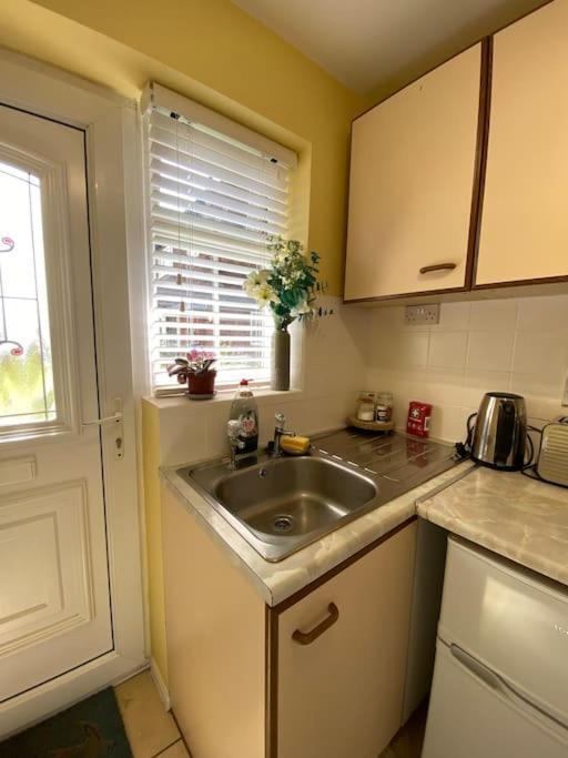 Cosy Apartment With Private Access And Kitchenette In Guildford (Adults Only) Worplesdon Buitenkant foto