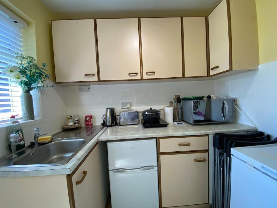 Cosy Apartment With Private Access And Kitchenette In Guildford (Adults Only) Worplesdon Buitenkant foto
