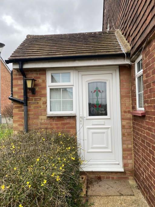 Cosy Apartment With Private Access And Kitchenette In Guildford (Adults Only) Worplesdon Buitenkant foto